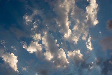 Koyu ve gri bulutlar gökyüzünde