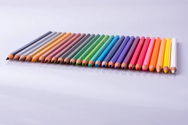 Lápices Colores Varios Colores Colocados Sobre Fondo Blanco —  Fotos de Stock