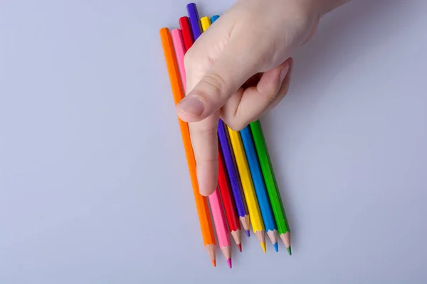 Hand Holding Kleur Potloden Geplaatst Een Witte Achtergrond — Stockfoto