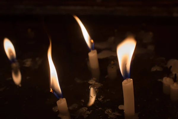 Queimar Velas Com Luz Vela Escuro — Fotografia de Stock