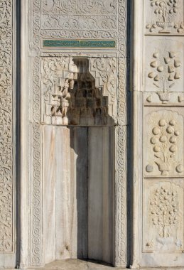 Osmanlı mermeri, çiçek desenli oyma sanat eserleri