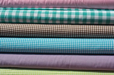 Çeşitli renk ve tipte renkli kumaş örnekleri