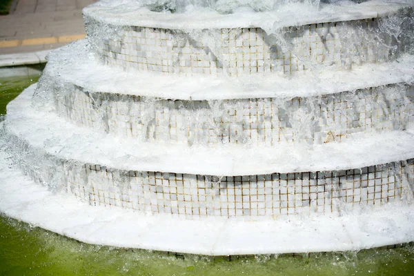 Die Fontänen Sprudeln Glitzerndes Wasser Einem Pool Park — Stockfoto