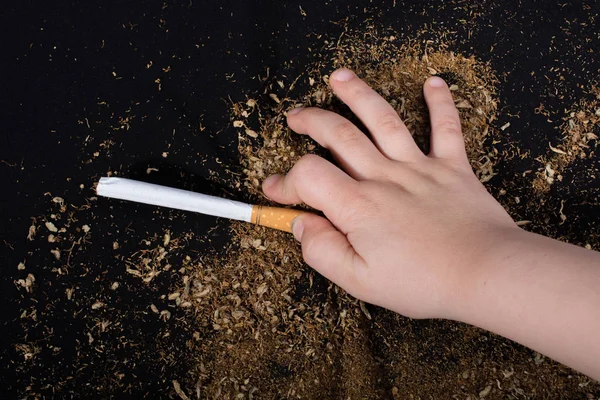 Hand Hält Eine Zigarette Auf Schwarzem Hintergrund — Stockfoto