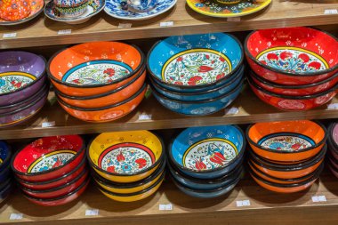 Pazar 'da geleneksel Türk seramik tabakları