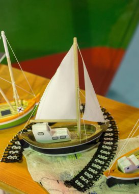 Mini boy küçük renkli bir yelkenli.