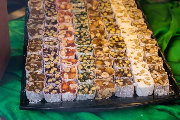 伝統的なスタイルで作られたトルコの喜びのお菓子 — ストック写真