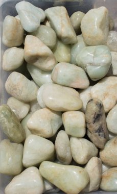 Doğal mineral kaya numunesi olarak aquamarine (mavi beril) değerli taş