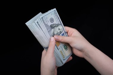 Beyaz arka planda el ele tutuşan Amerikan doları banknotları