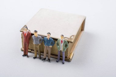 Bir kitabın yanında erkek modellerin minicik bir figürü bulundu.