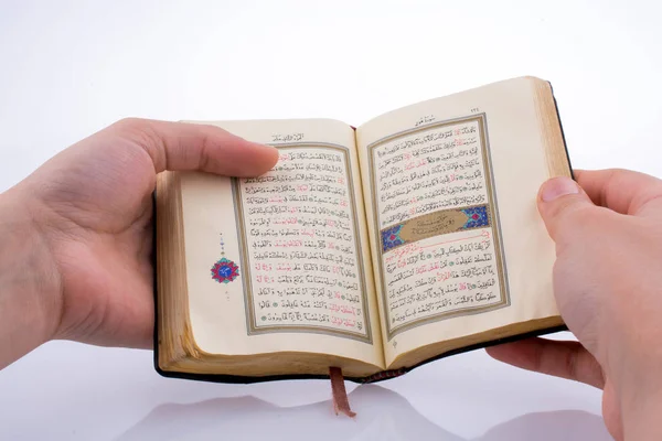 Рука Тримає Святу Коран Білому Тлі — стокове фото