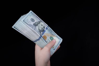 Beyaz arka planda el ele tutuşan Amerikan doları banknotları