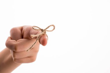 Beyaz arka plandaki bir kurdele gibi iplikle bağlanmış bir el.