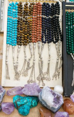 Çeşitli renk ve yarı değerli taşlar, dua eden boncuk ayarla