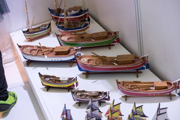 Bir dizi küçük renkli model tekne.