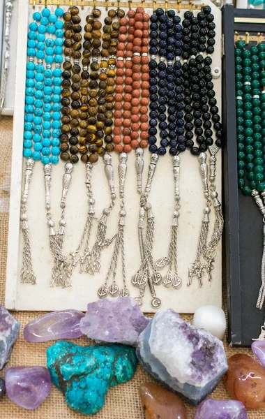 Çeşitli renk ve yarı değerli taşlar, dua eden boncuk ayarla