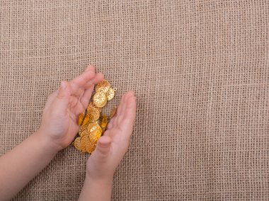 Elinde bir sürü sahte altın para var.