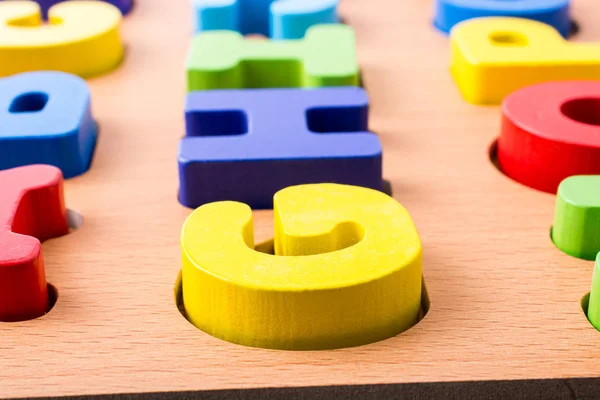 Beyaz arka plan üzerinde renkli mektup blok gemide