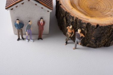 Evin önünde minyatür bir insan figürü.