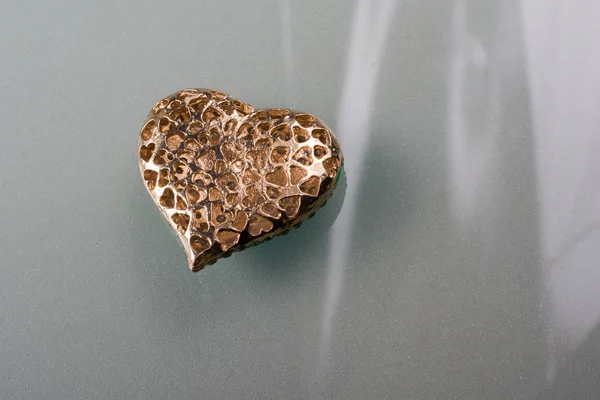 Altın rengi metal kalp şeklinde nesne görünümünde