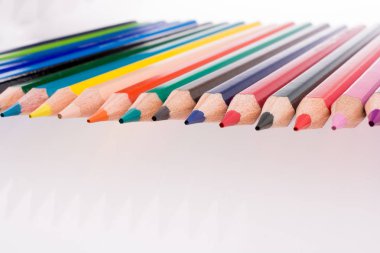 Beyaz arkaplanda çeşitli renk kalemleri