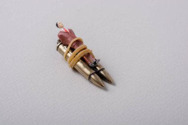 Madde işareti olarak savaş karşıtı fotoğraf bağlı adam heykelcik