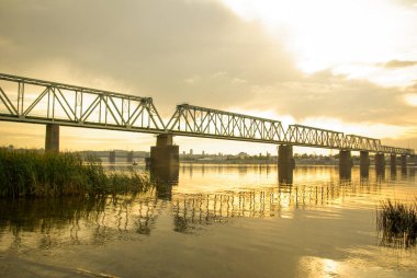 Sonbahar zaman güzel gölde Ukrayna