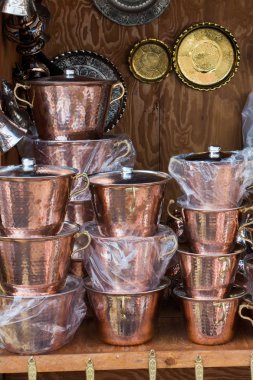 Bir pazar yerinde metalden yapılmış kovalar.