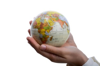 Beyaz arka planda elinde küçük bir küre tutan çocuk