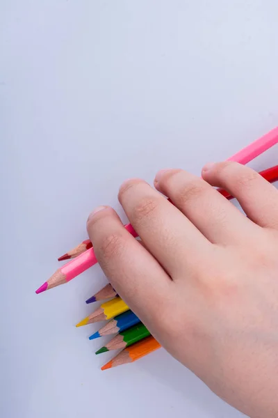 Hand Hålla Färg Pennor Placeras Vit Bakgrund — Stockfoto