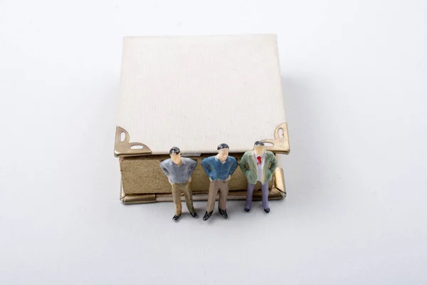 Tiny Figurine Men Models Found Book — Stock Photo, Image