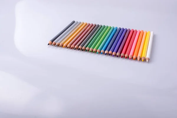 各种颜色的铅笔放在白色背景上 — 图库照片