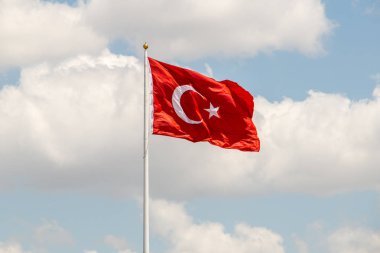 Türk ulusal bayrağı açık havada sallanıyor