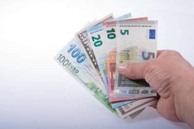 Beyaz arka planda el ele tutuşan Amerikan doları banknotları