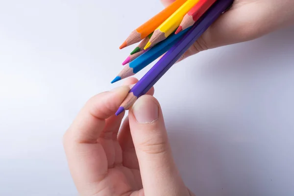 Kézfogás Színes Ceruzák Elhelyezett Fehér Háttér — Stock Fotó