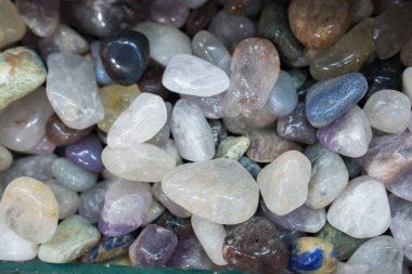 Belli bir tipte doğal mineral değerli taşlar.