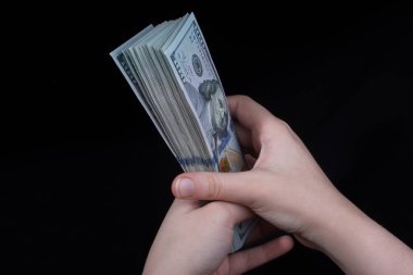 Beyaz arka planda el ele tutuşan Amerikan doları banknotları
