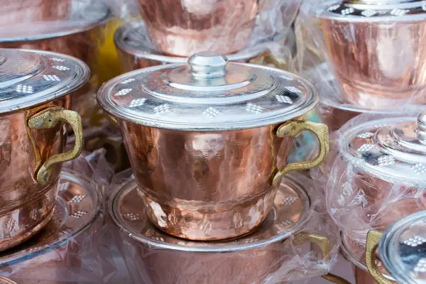 Bir pazar yerinde metalden yapılmış kovalar.