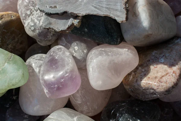 Belli bir tipte doğal mineral değerli taşlar.