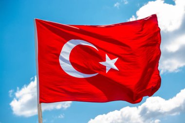 Türk ulusal bayrağı açık havada sallanıyor