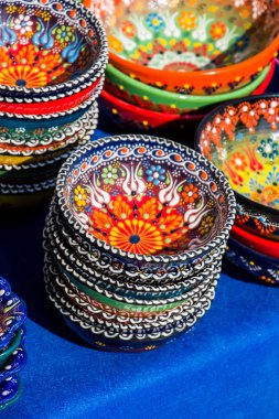 Pazar 'da geleneksel Türk seramik tabakları