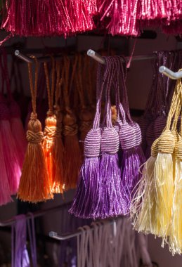 Osmanlı Türkçesi geleneksel püsküllerinin çeşitli renklerde seçilmesi