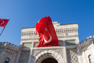 Türk ulusal bayrağı açık havada sallanıyor