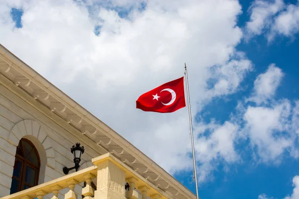 Türk ulusal bayrağı açık havada sallanıyor