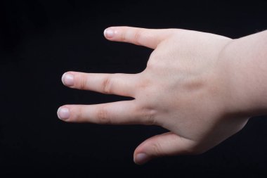 Siyah arka planda el hareketi