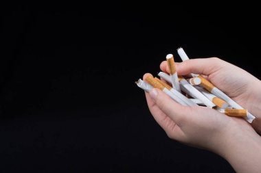 El sigara siyah bir zemin üzerine dışarı veren