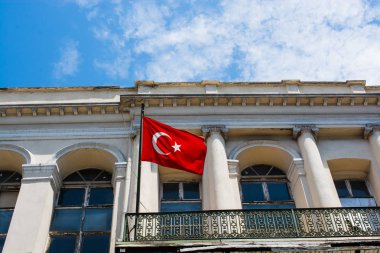 Türk ulusal bayrağı açık havada sallanıyor