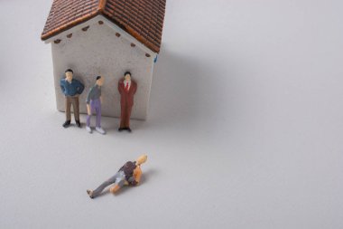 Evin önünde minyatür bir insan figürü.