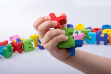 Tahtadan yapılmış artı işareti kübü