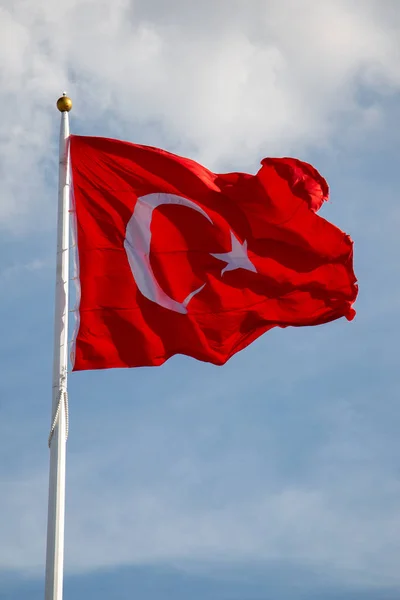 Τουρκική Εθνική Σημαία Κρέμεται Κοινή Θέα — Φωτογραφία Αρχείου